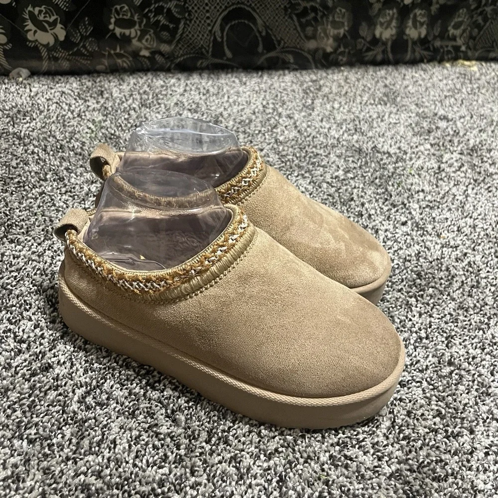 Mudd Stormy 13K Kids Sz 4 Platform Clogs Slip On Faux Suede Embroidered Accent